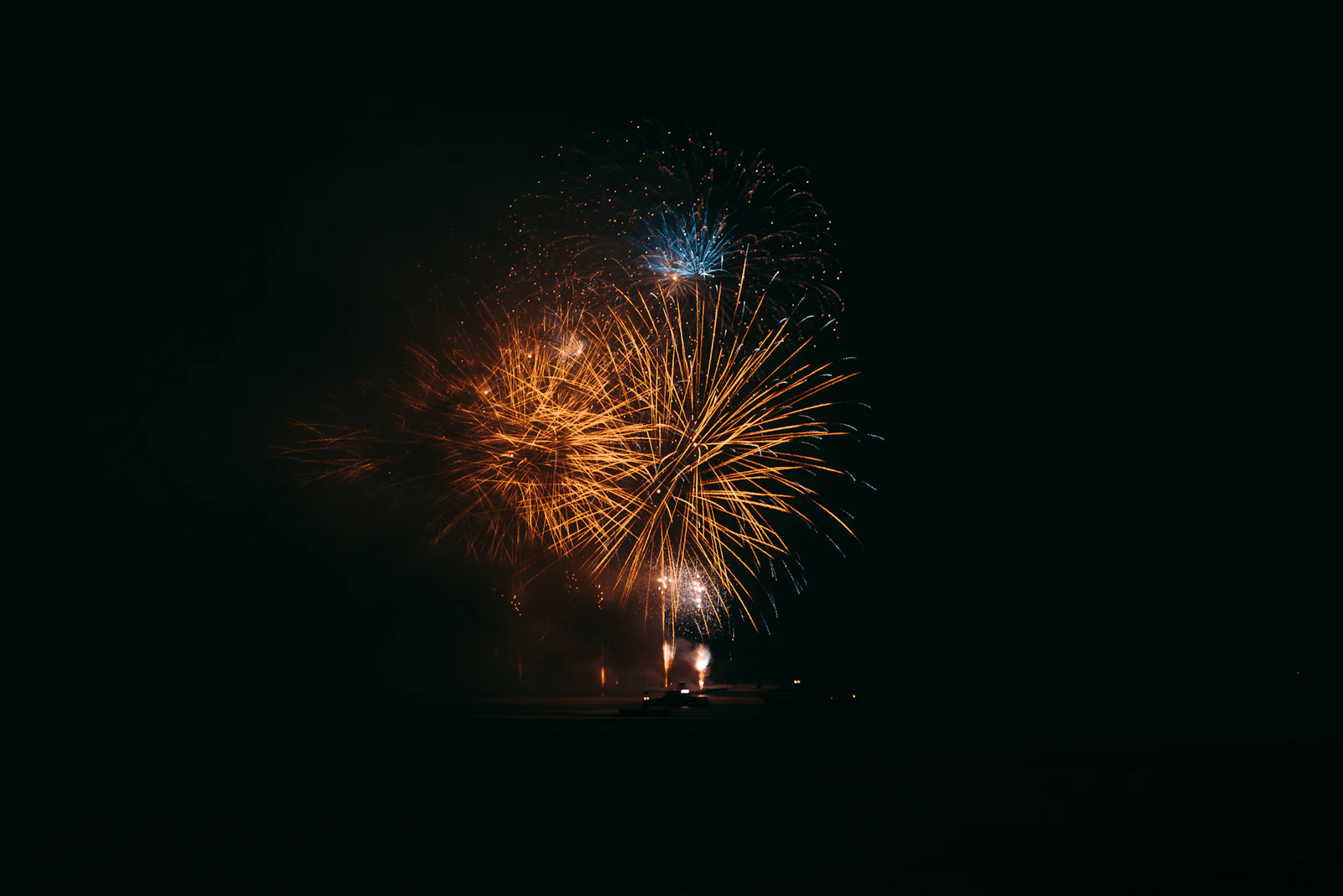 Fuegos artificiales en el cielo nocturno de una ciudad