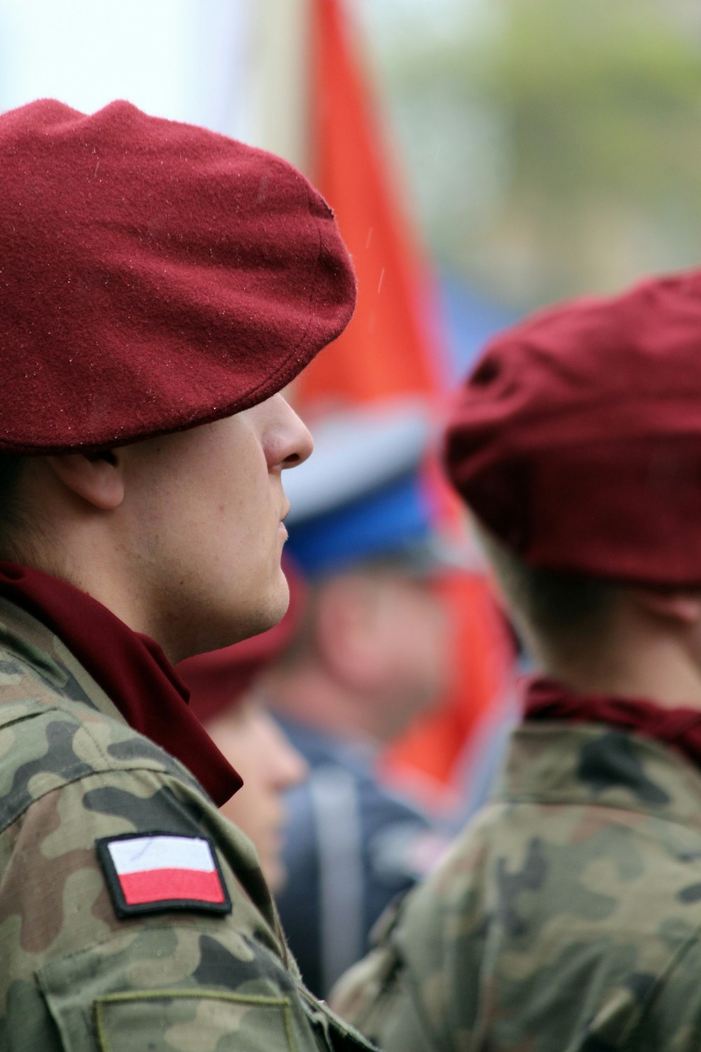 un uomo con un berretto rosso in piedi accanto a un altro uomo