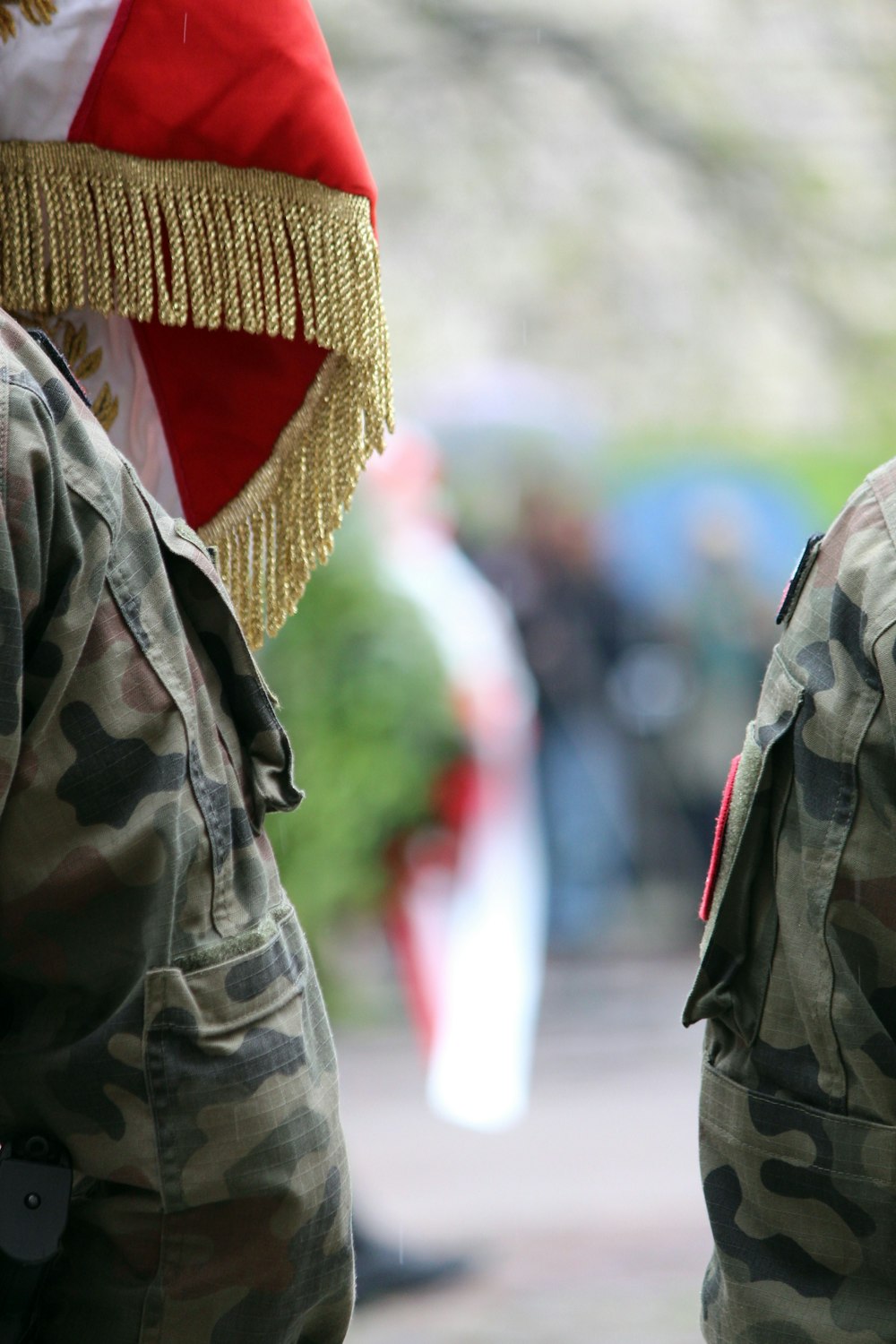 una coppia di uomini in uniforme militare in piedi l'uno accanto all'altro