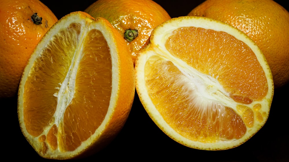 um corte laranja ao meio sentado em uma mesa