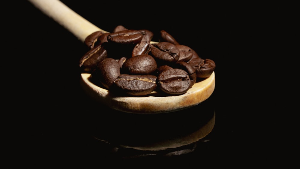 une cuillère en bois remplie de grains de café