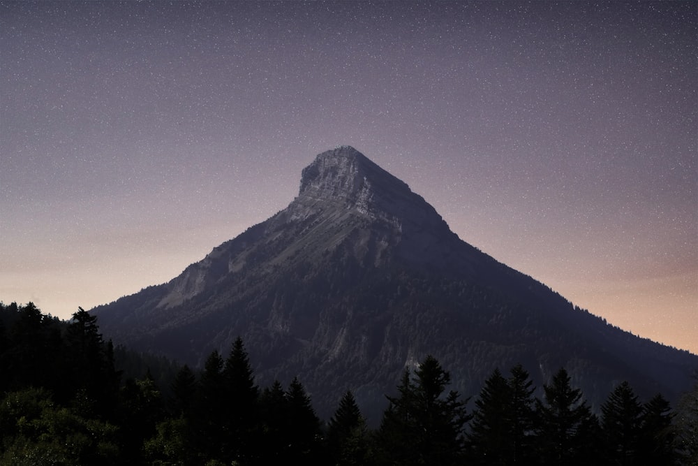 una montaña muy alta con un cielo lleno de estrellas