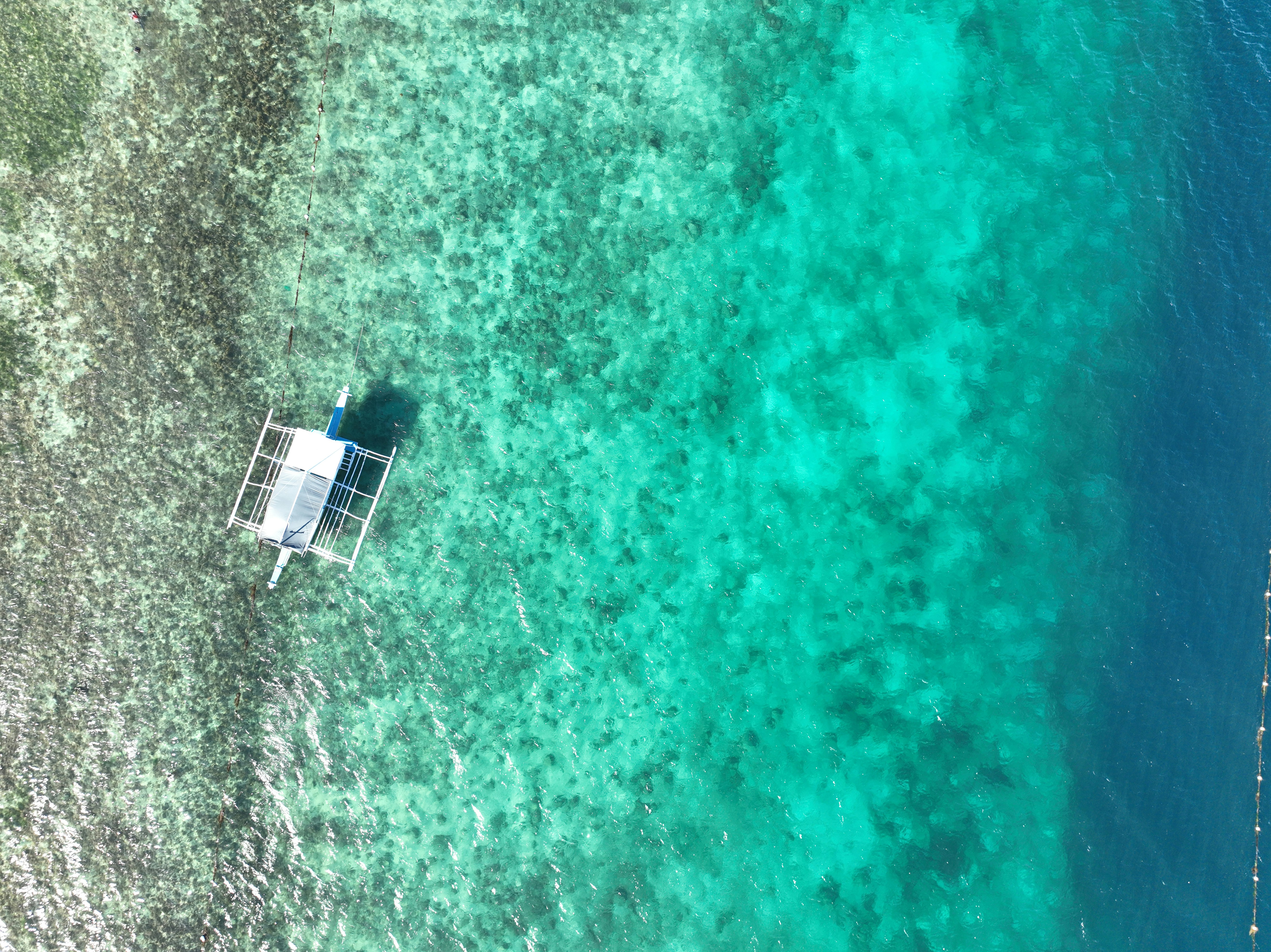 An aerial view of a boat in the water photo – Free Agus Image on Unsplash