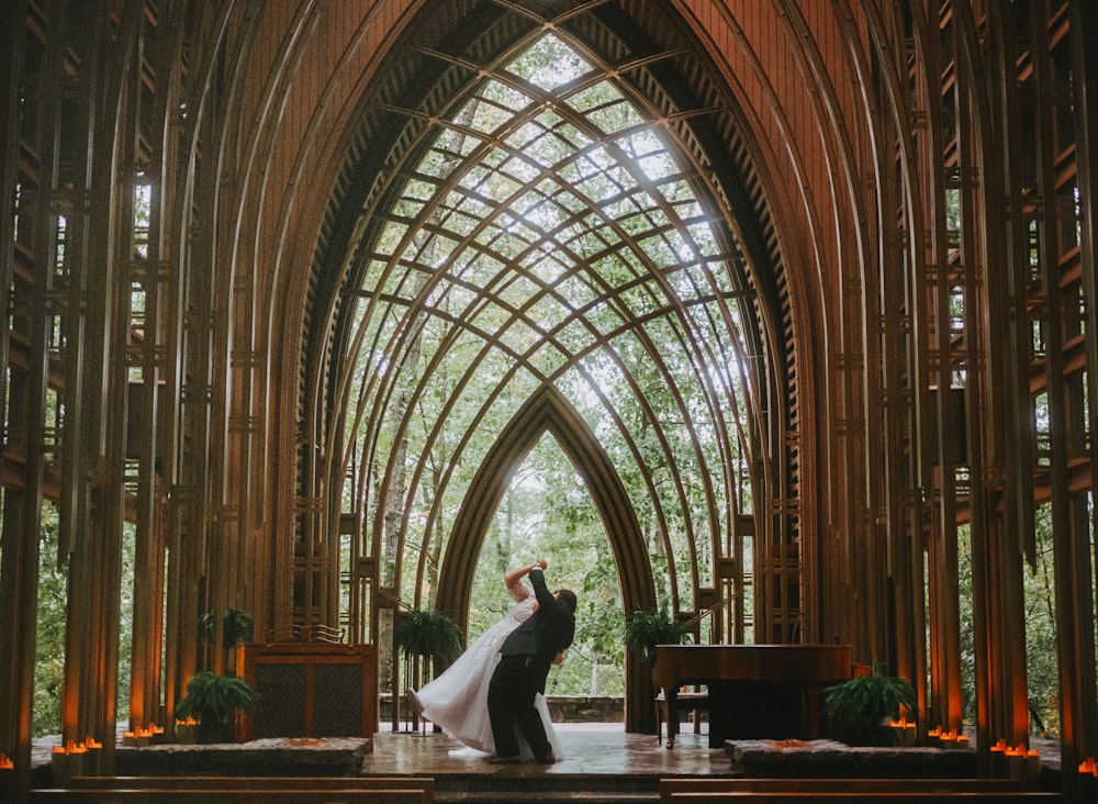 una sposa e uno sposo in piedi davanti a una cattedrale