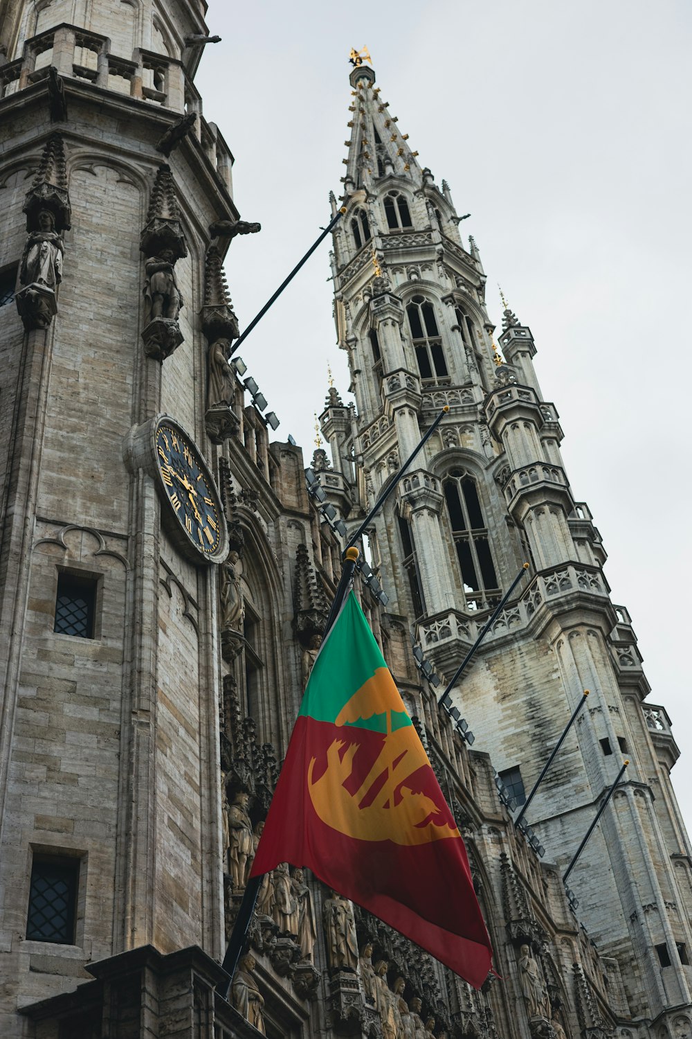 una bandera ondeando frente a un edificio alto