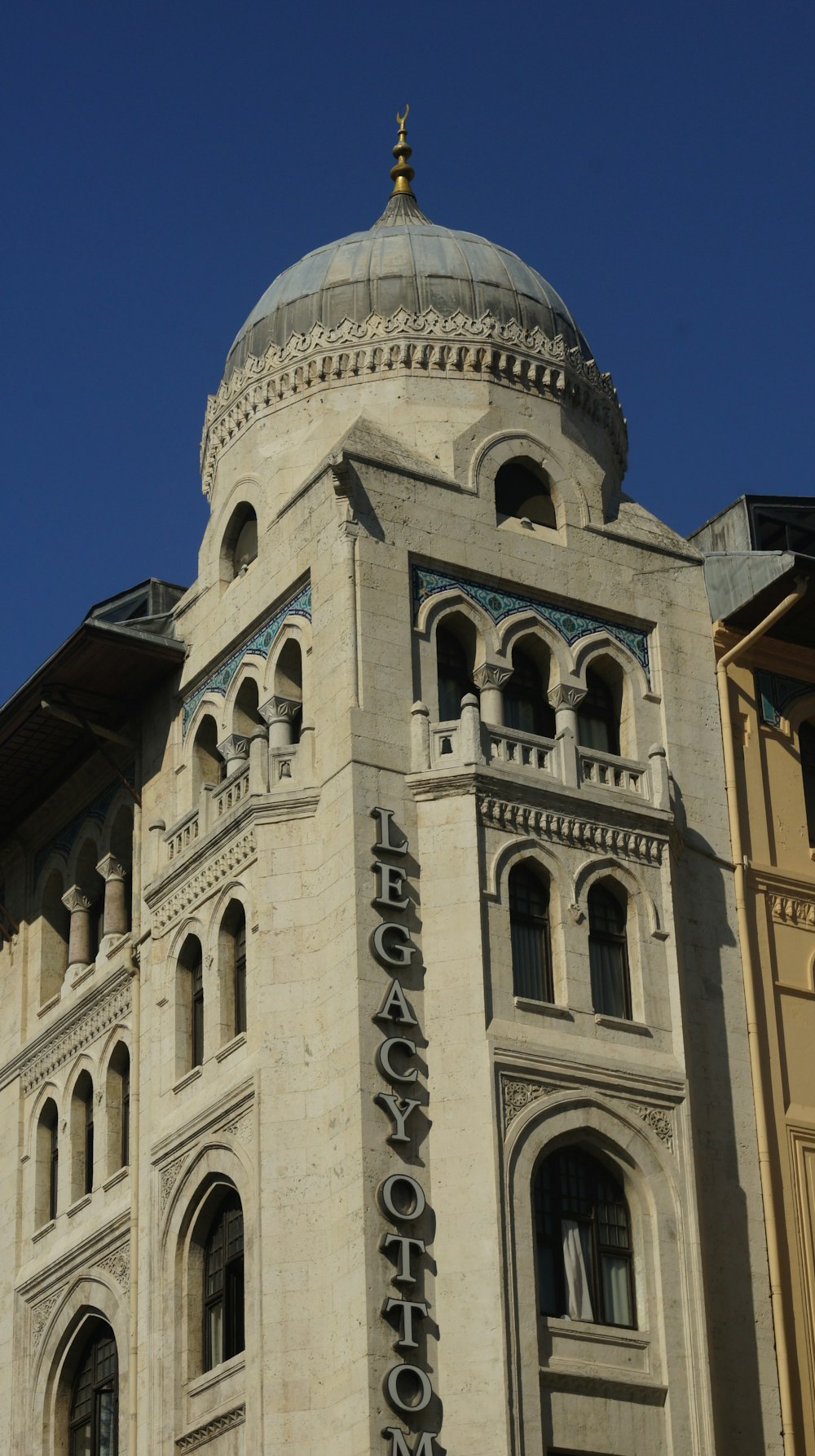 un grande edificio con un orologio sulla facciata