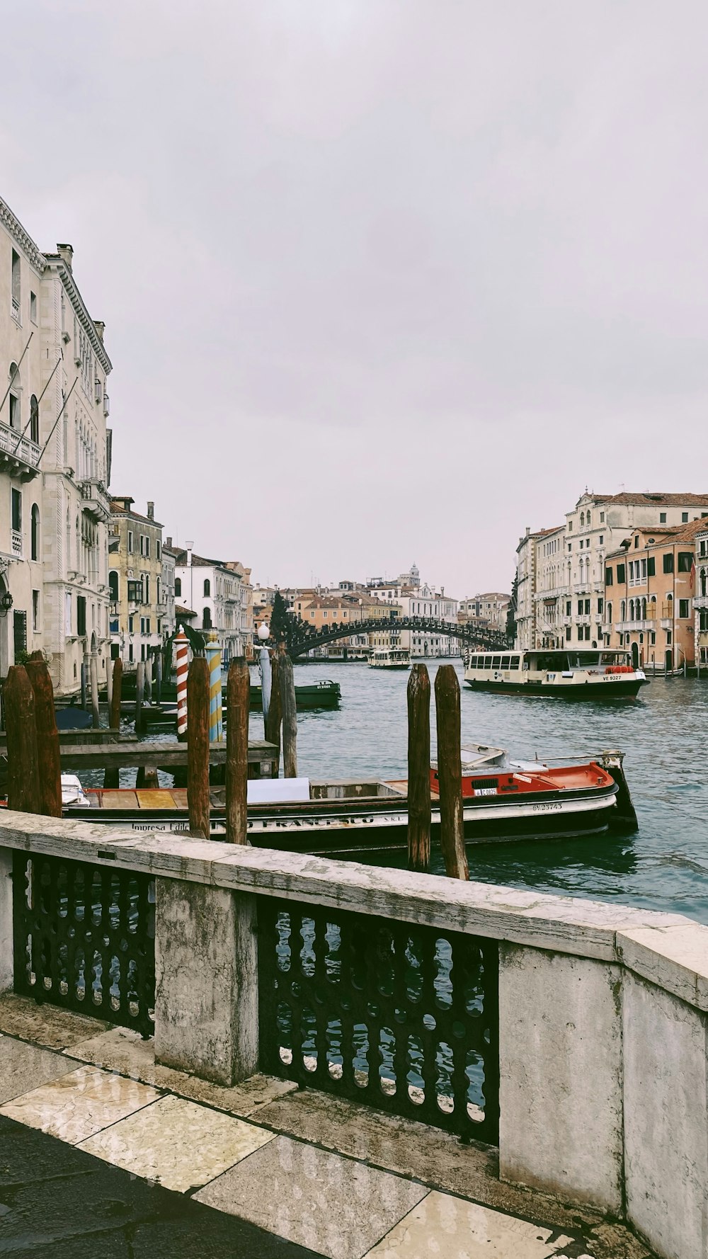 uno specchio d'acqua con barche al suo interno