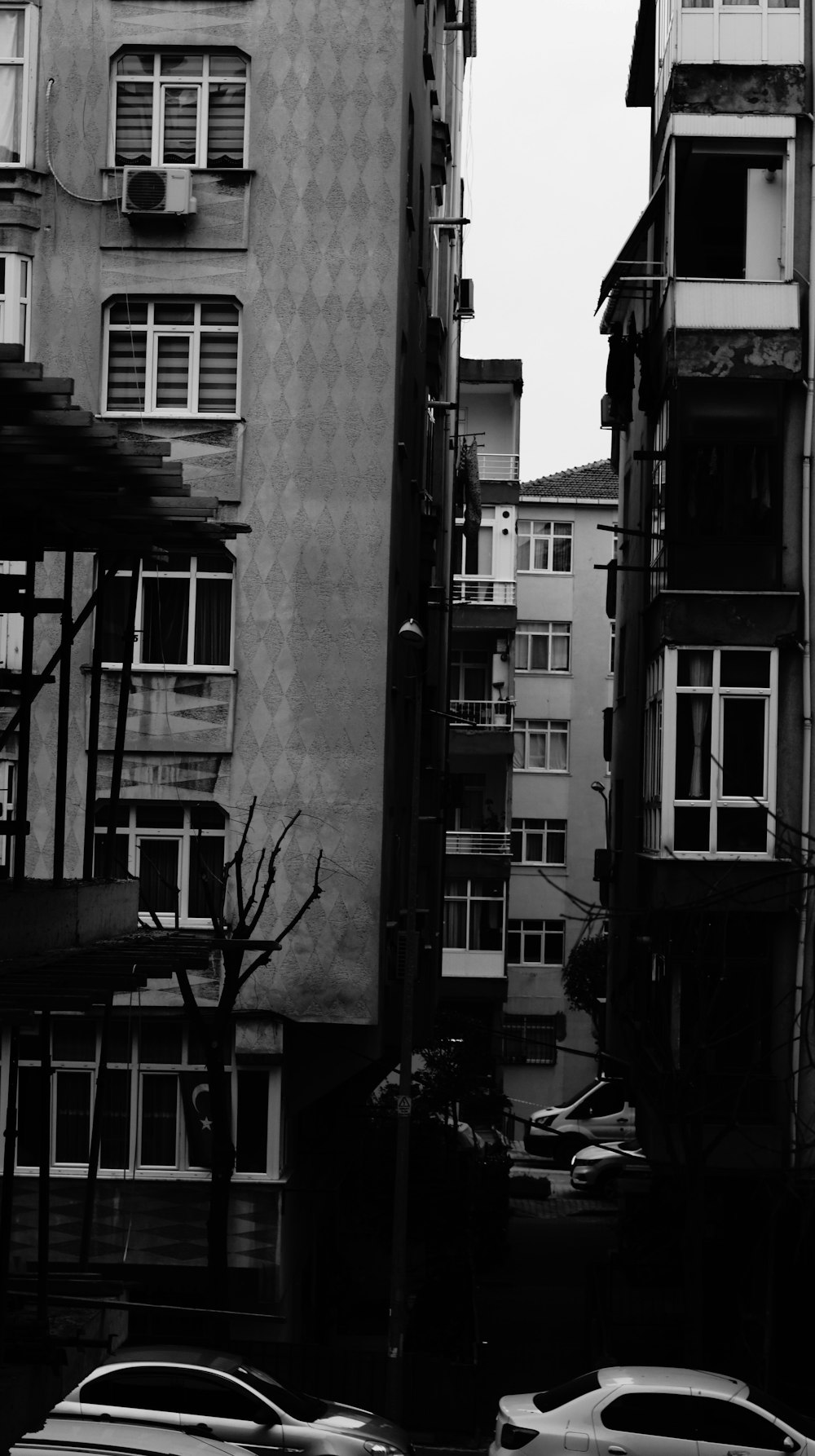 a black and white photo of a city street