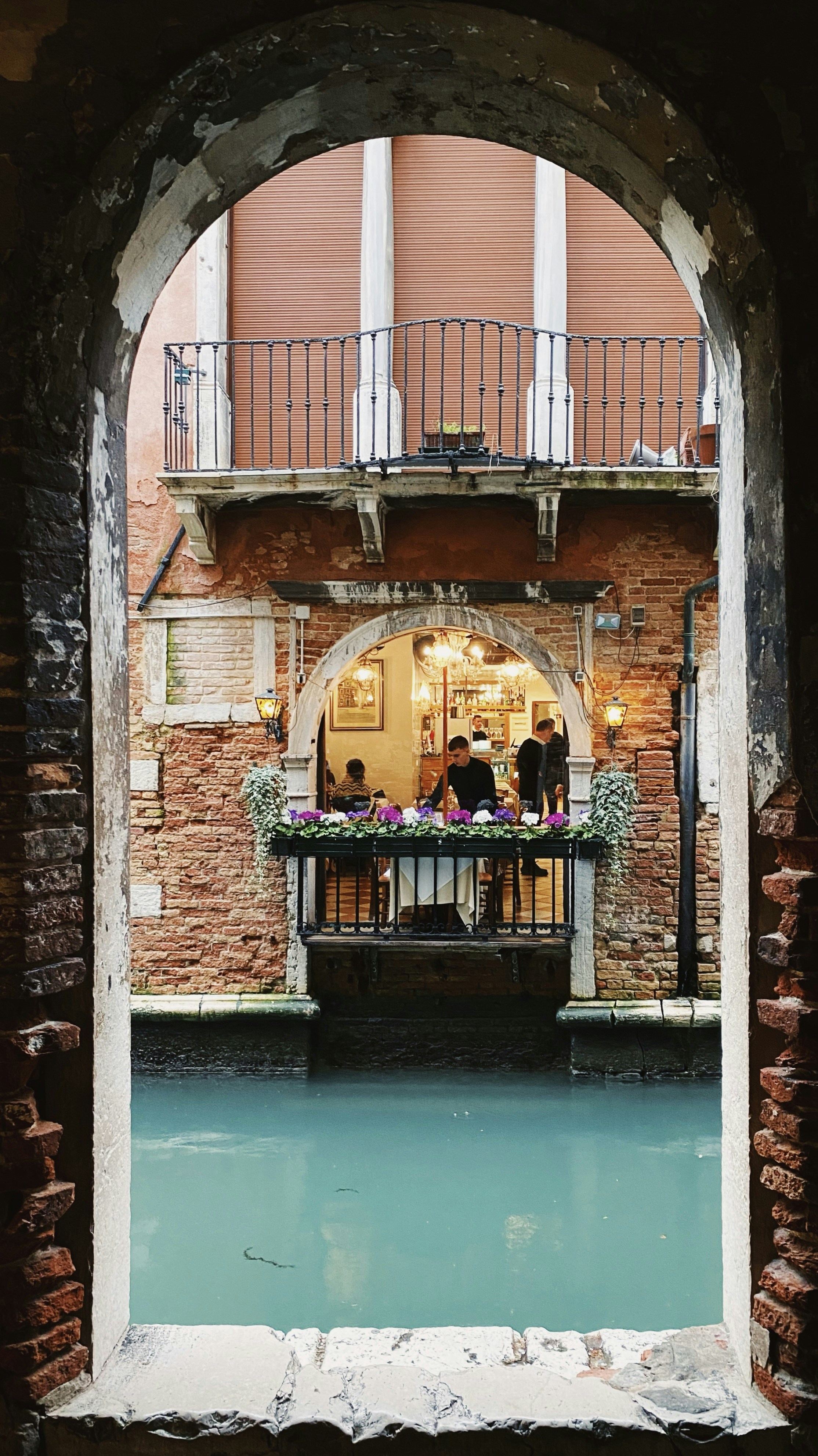 Ein paar Leute stehen auf einem Balkon