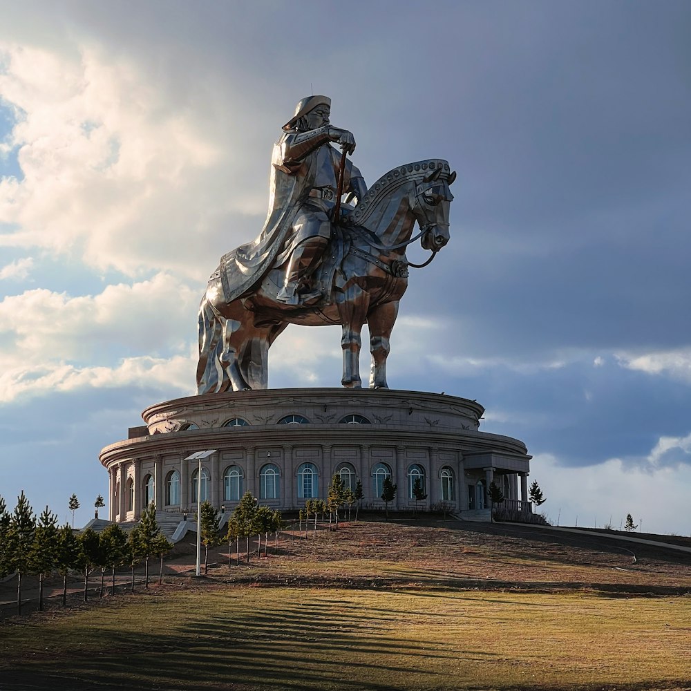 una statua di un uomo su un cavallo in cima a una collina