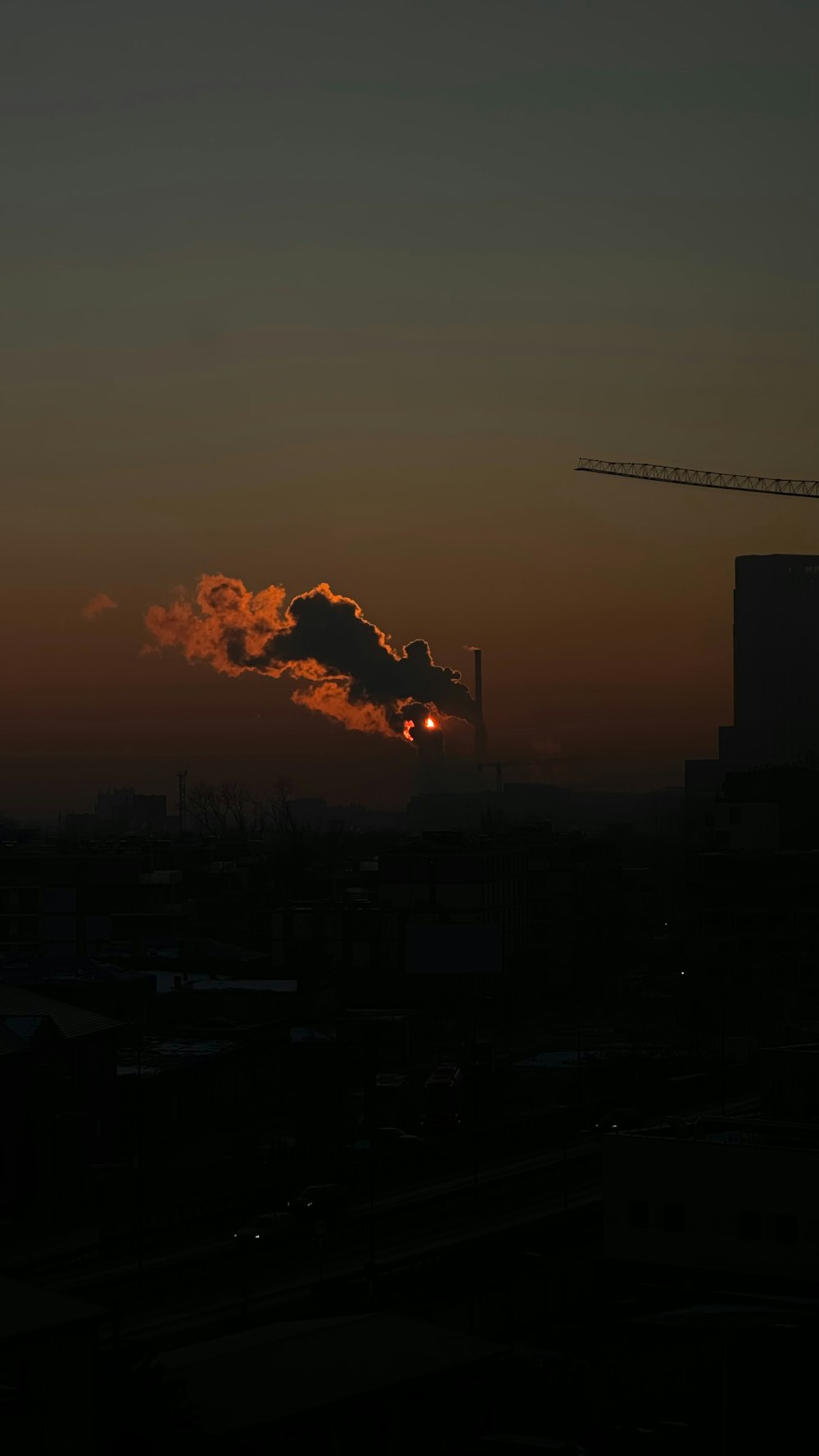 El sol se está poniendo sobre el horizonte de una ciudad