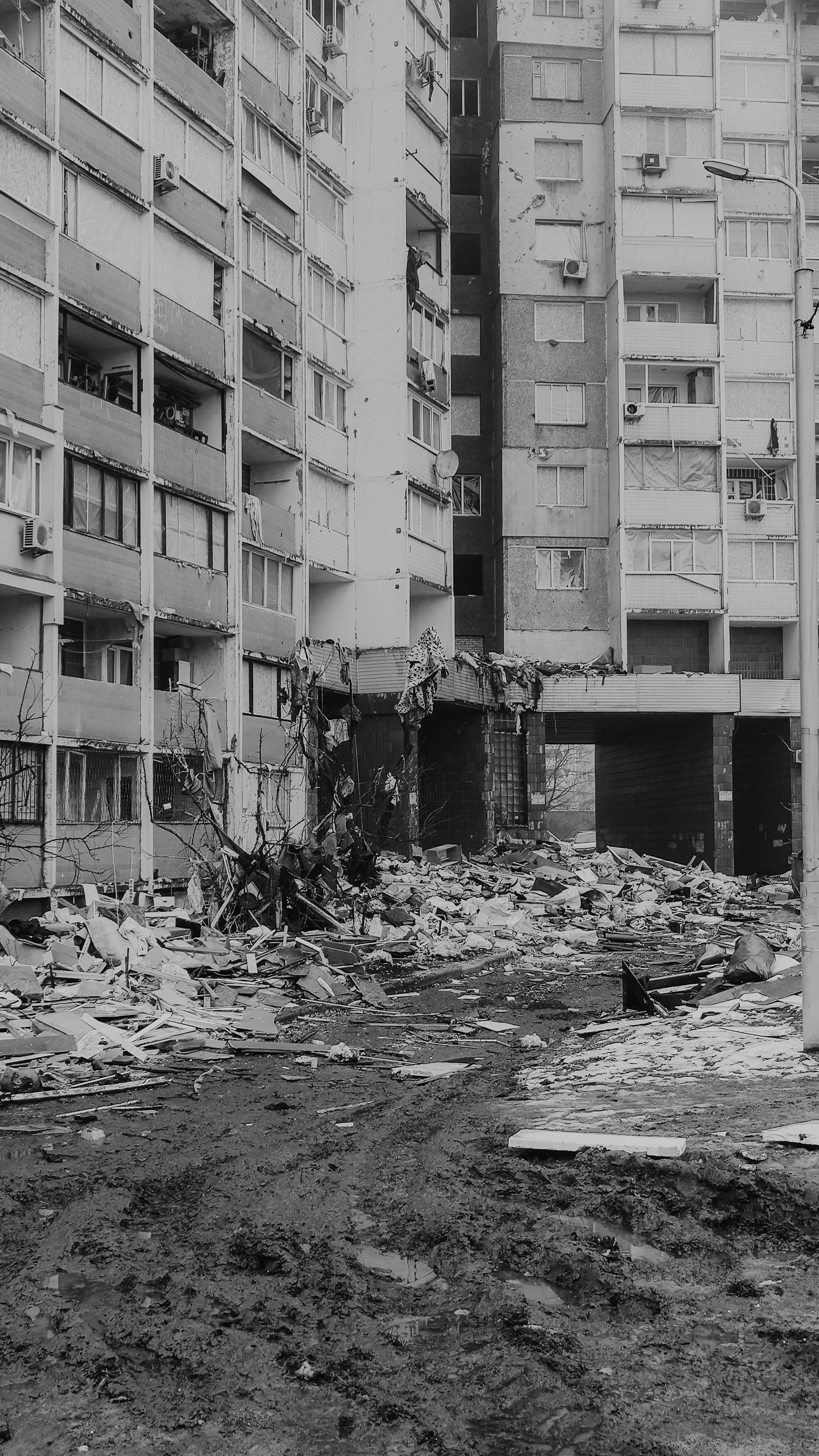 Una foto in bianco e nero di una strada cittadina