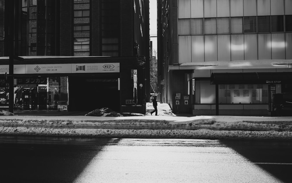 a black and white photo of a city street