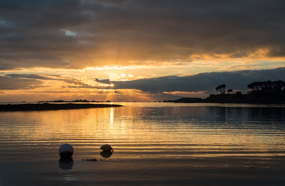 Le soleil se couche sur un plan d’eau