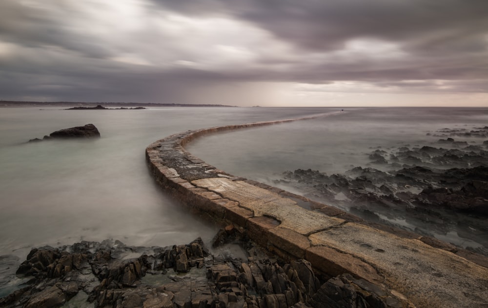 Une photo en pose longue de l’océan et des rochers