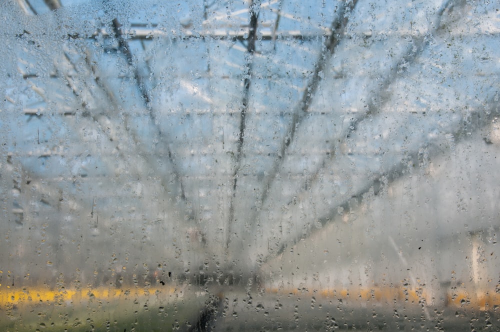 Una vista attraverso una finestra coperta di pioggia di un edificio