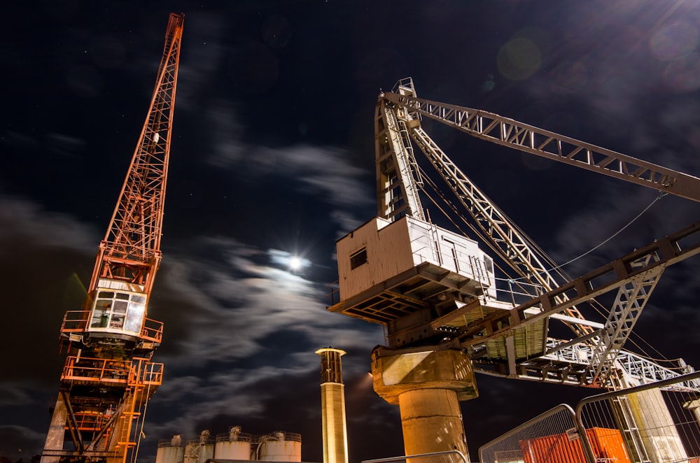 a crane that is next to a building