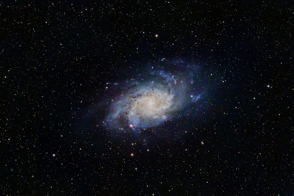eine Spiralgalaxie mit Sternen im Hintergrund