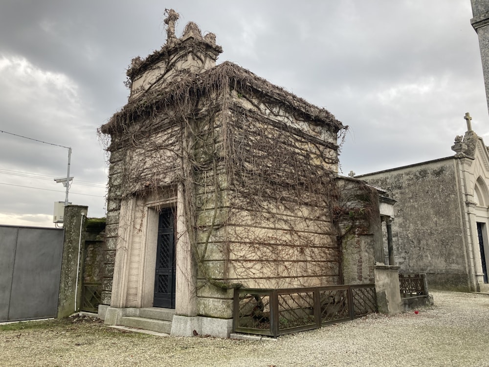 an old building with vines growing on it