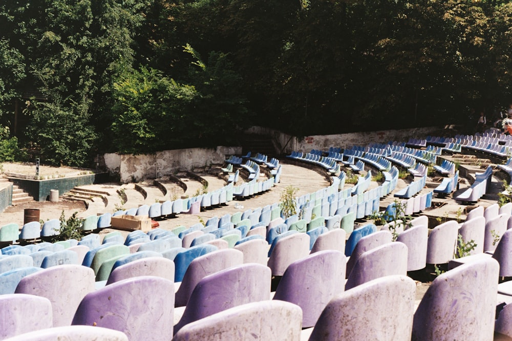 a row of blue chairs sitting next to each other