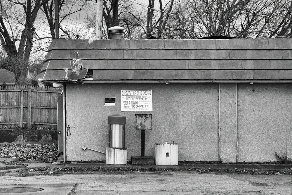 Ein Schwarz-Weiß-Foto einer Tankstelle