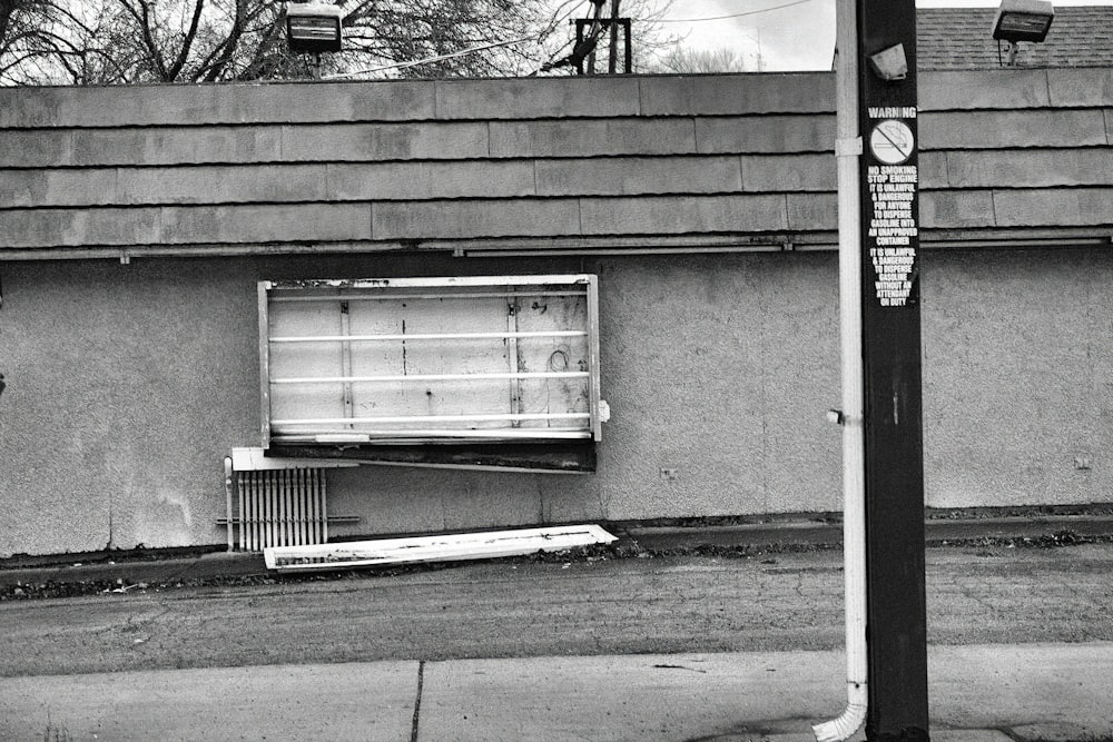 Ein Schwarz-Weiß-Foto eines Fensters an einem Gebäude