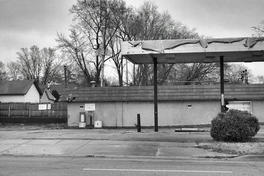 uma foto em preto e branco de um posto de gasolina