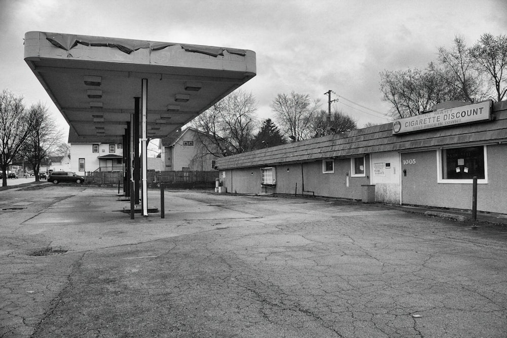 une photo en noir et blanc d’une station-service