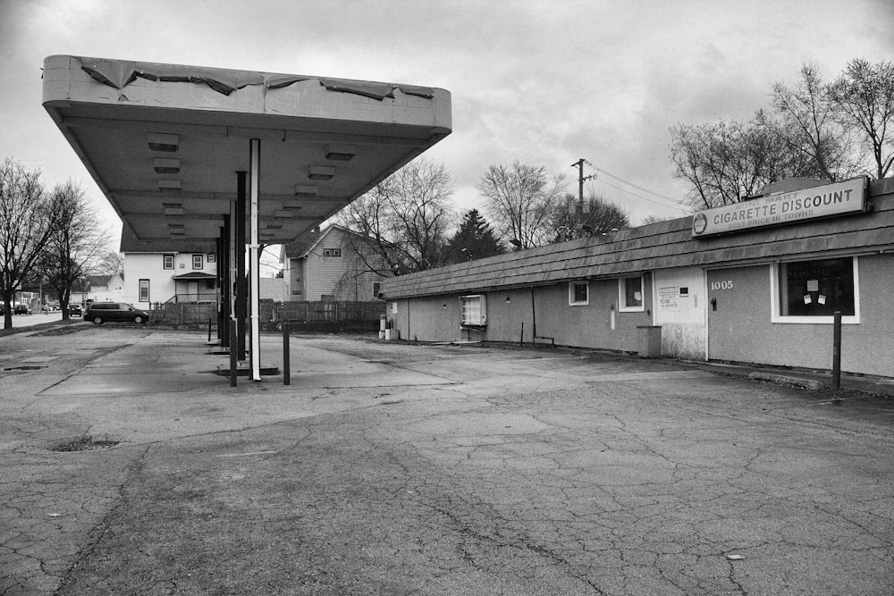 uma foto em preto e branco de um posto de gasolina