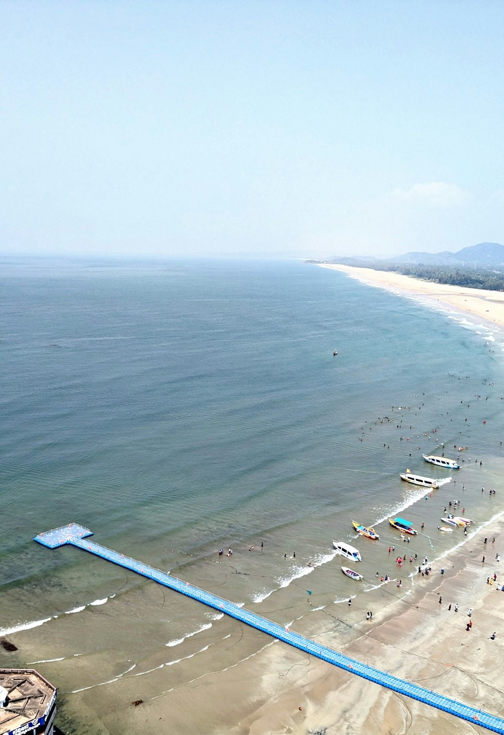 una gran masa de agua junto a una playa de arena