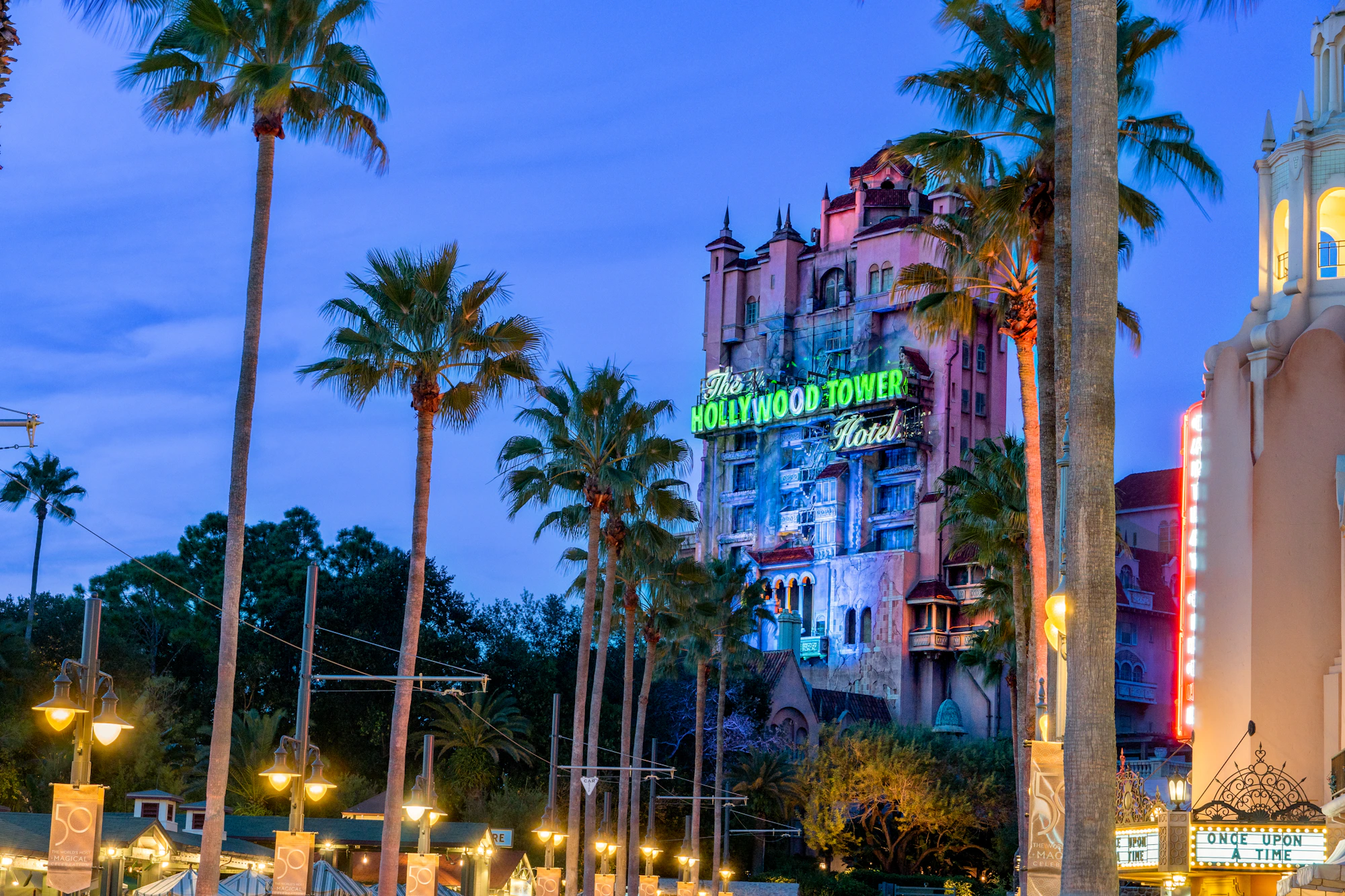 Palmeiras e Tower of Terror no Hollywood Studios ao entardecer