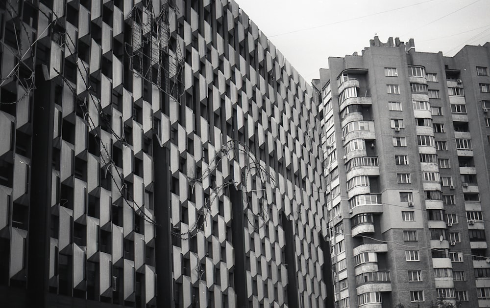 일부 건물의 흑백 사진