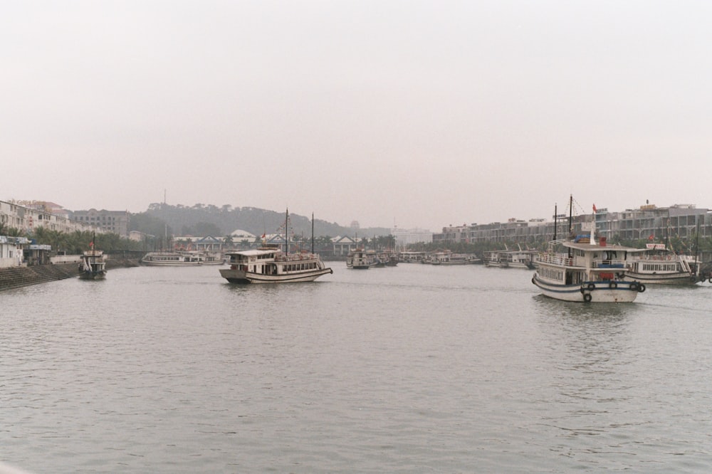 um grupo de barcos flutuando no topo de um rio