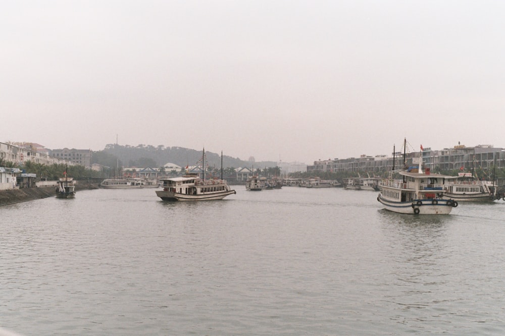 Un grupo de botes flotando en la parte superior de un río