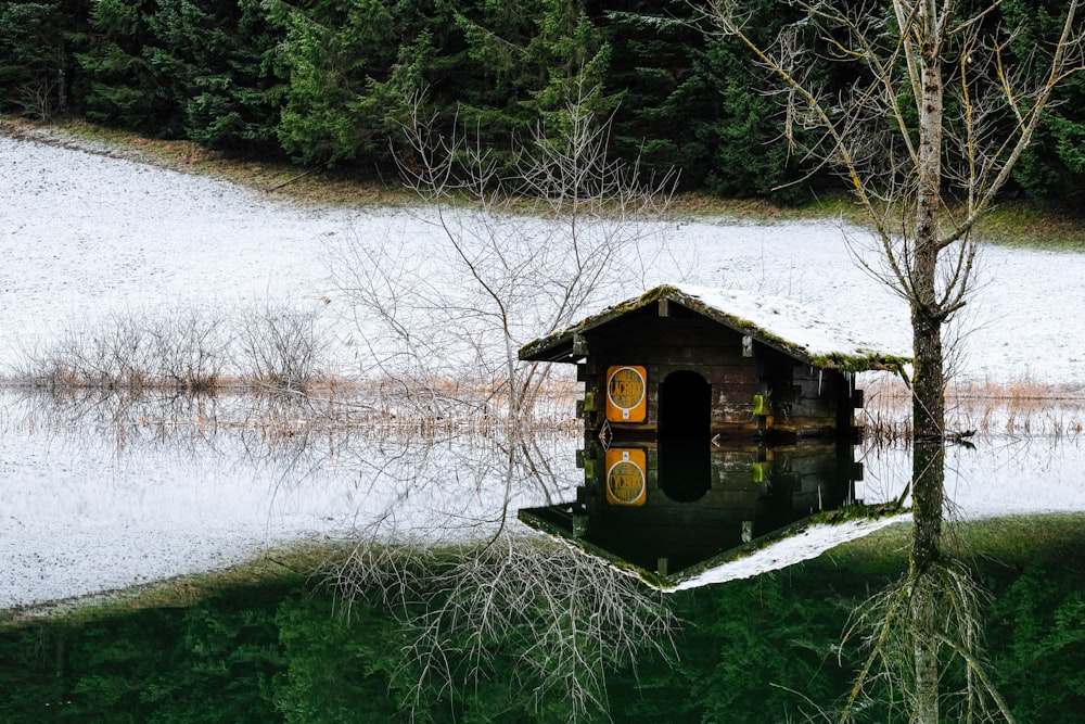 a small cabin in the middle of a lake