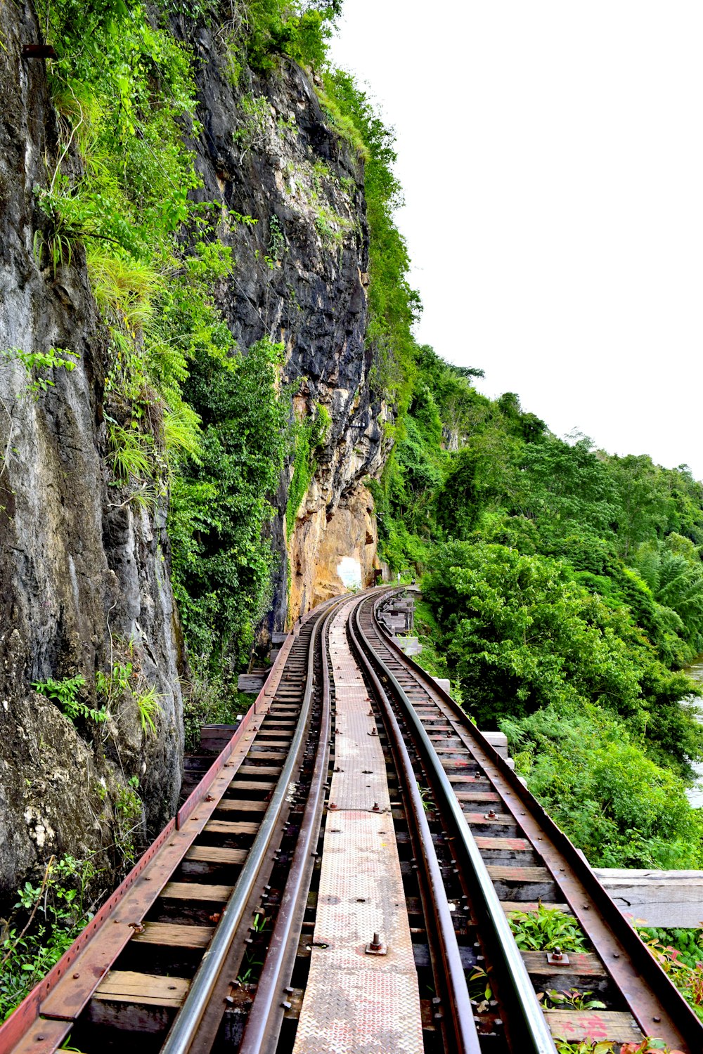 une voie ferrée qui monte à flanc de montagne