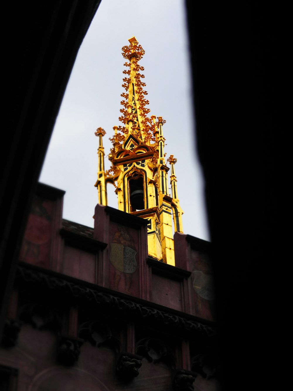 une haute tour avec une horloge sur le côté