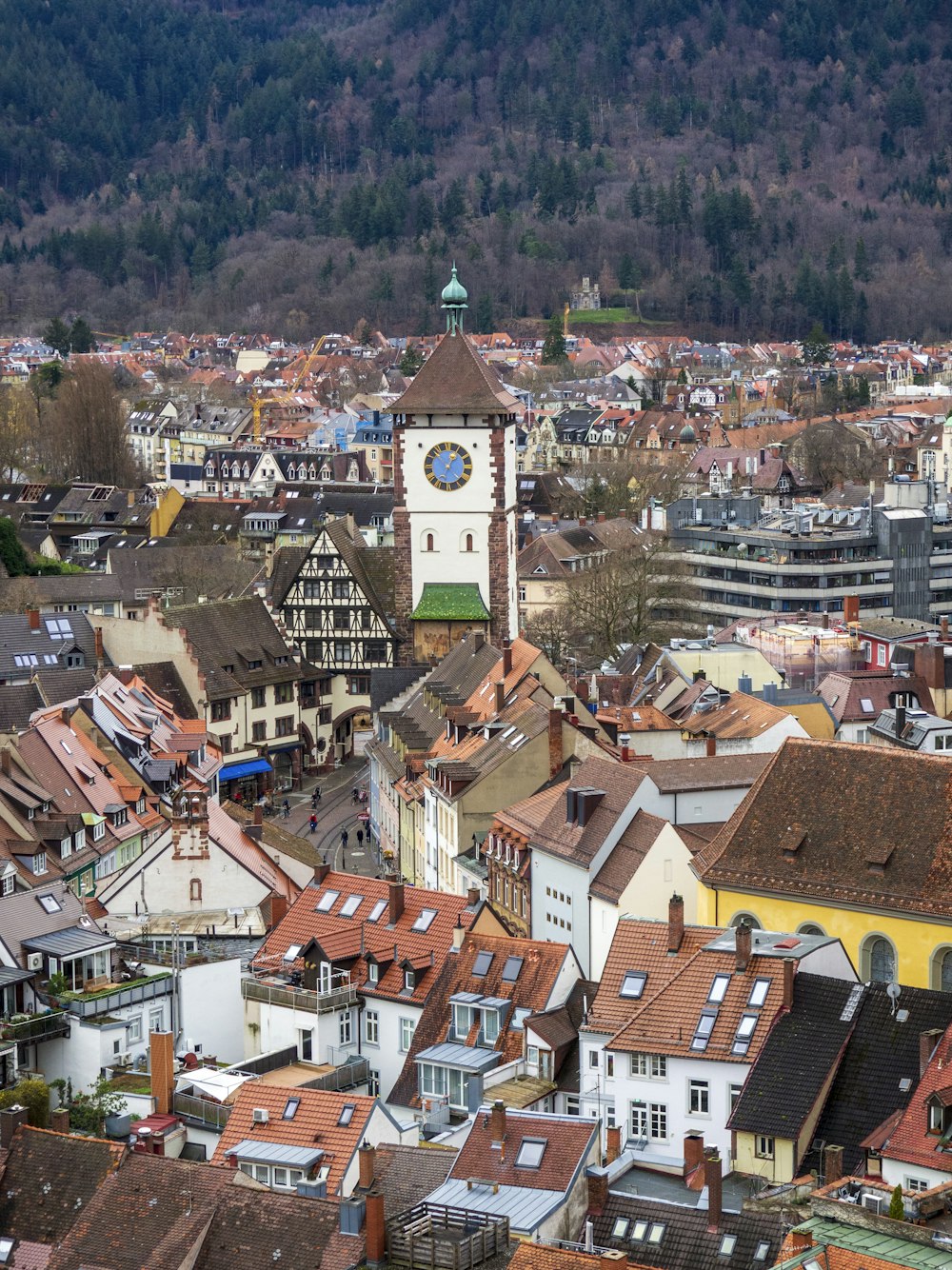 Una veduta di una città con una torre dell'orologio