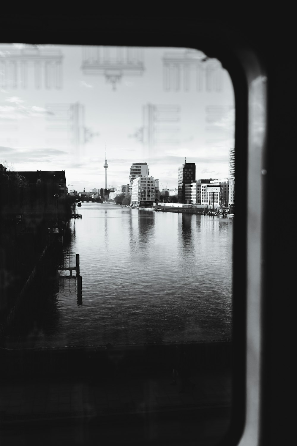 uma vista de um corpo de água de uma janela de trem