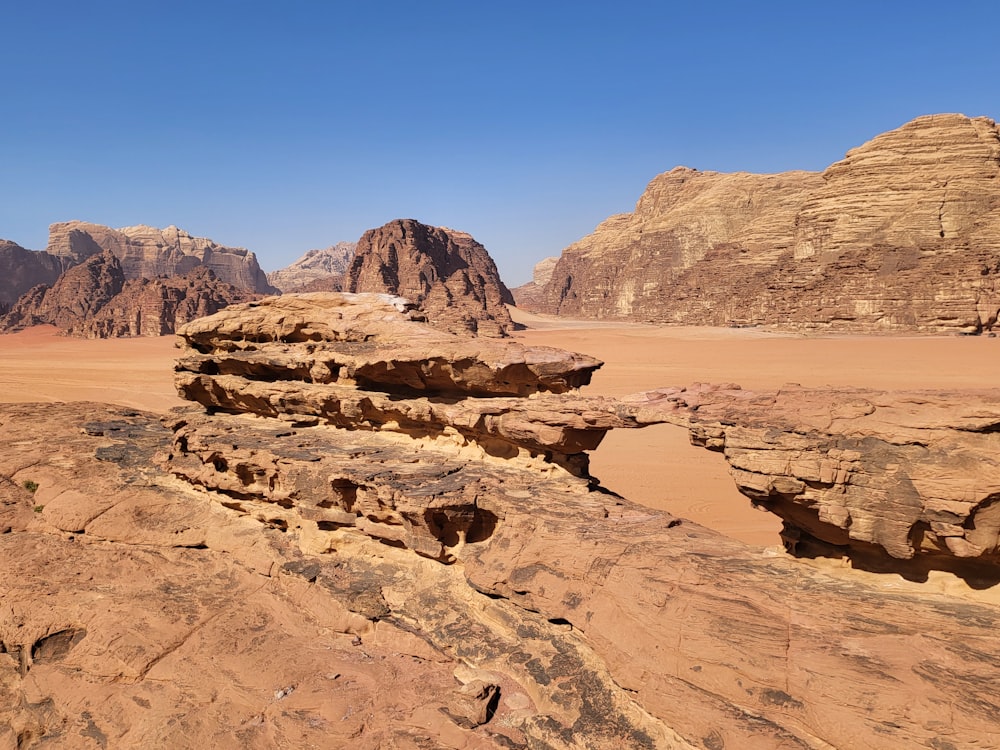 une formation rocheuse au milieu d’un désert