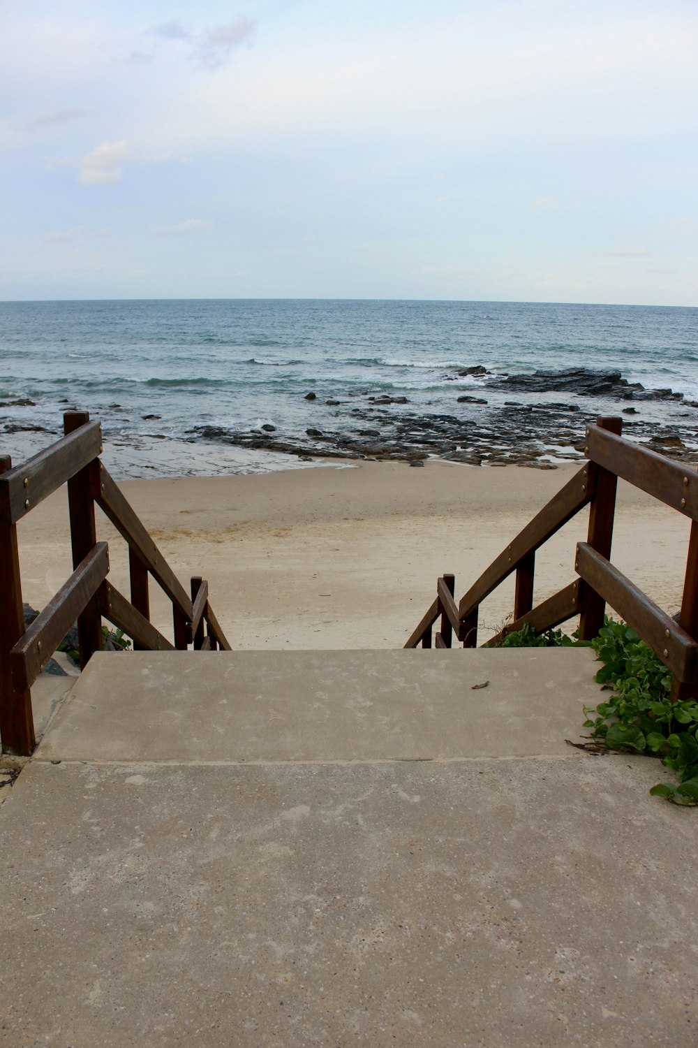 um conjunto de escadas que levam à praia