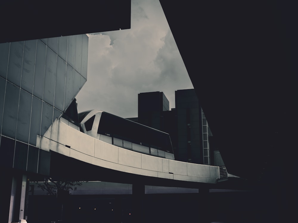 a black and white photo of a modern building