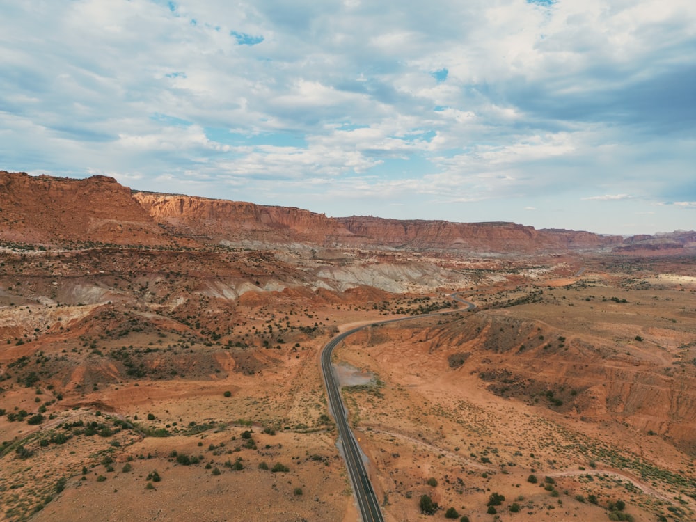 uma vista aérea de uma estrada no deserto