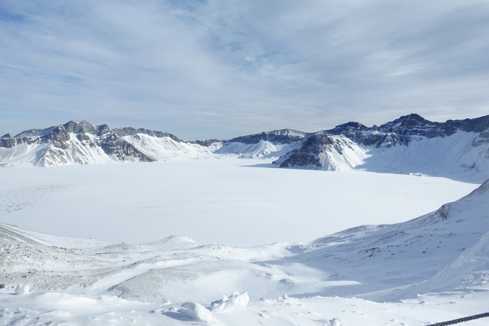 eine Person auf Skiern, die im Schnee steht