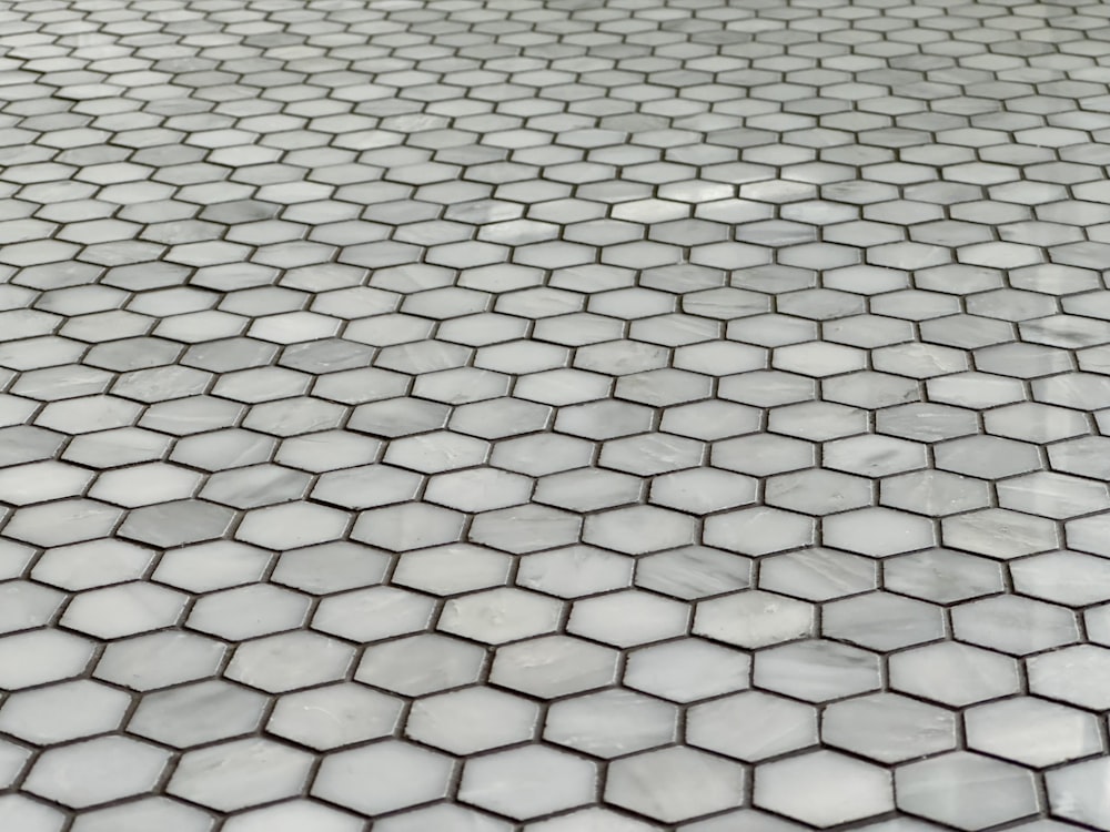 un gros plan d’un sol carrelé avec des carreaux hexagonaux