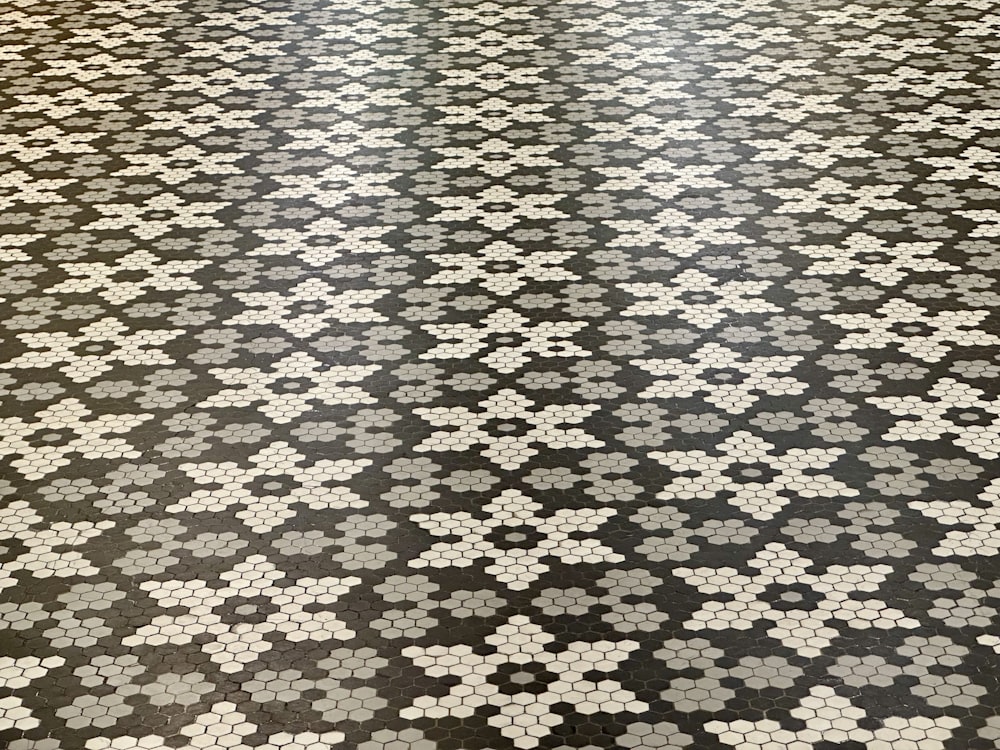 un suelo en blanco y negro con un patrón