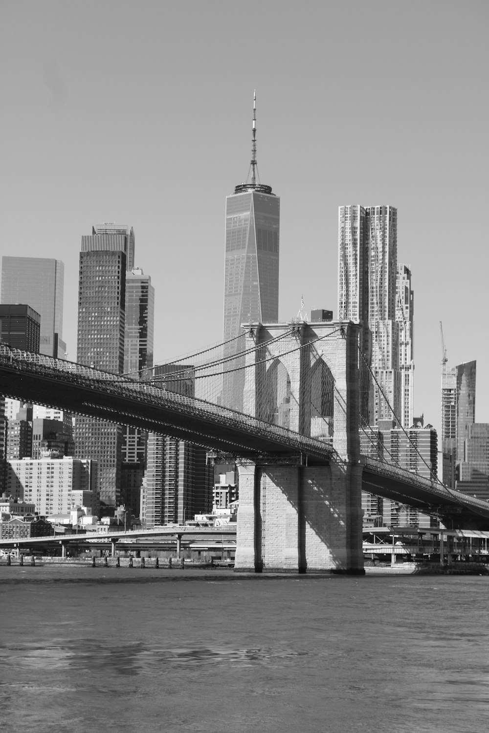 브루클린 브리지의 흑백 사진