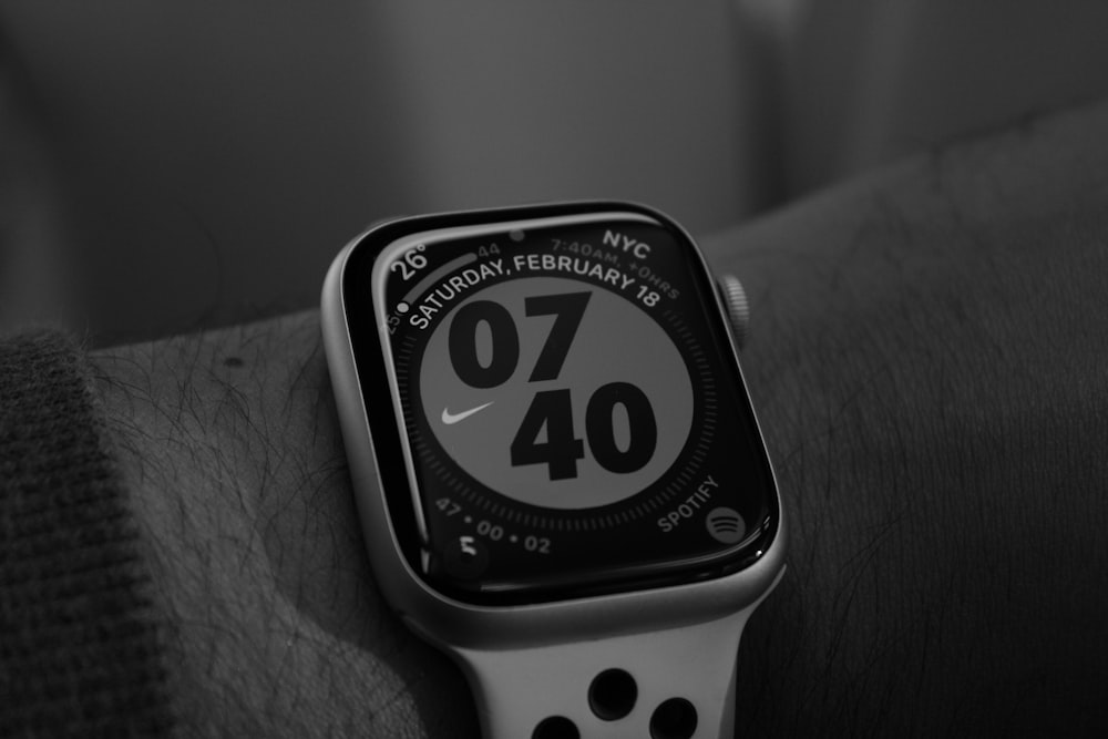 Una foto in bianco e nero di un Apple Watch