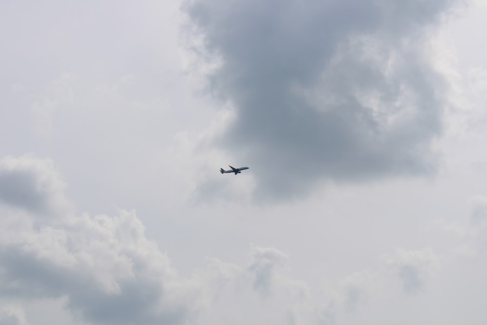 Ein Flugzeug fliegt durch den bewölkten Himmel