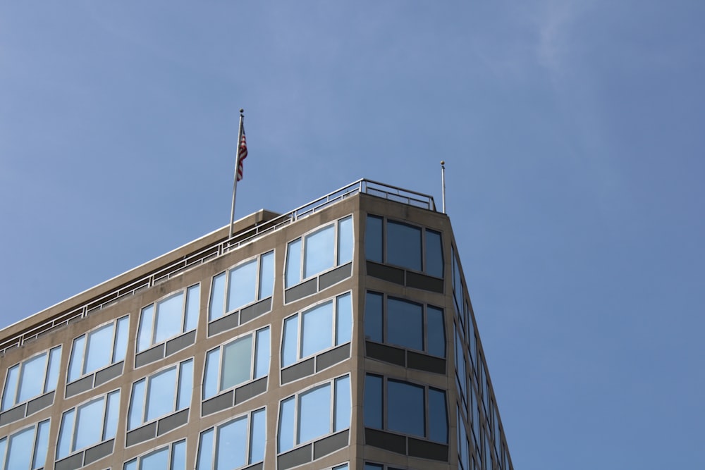 ein hohes Gebäude mit einer Flagge auf der Spitze
